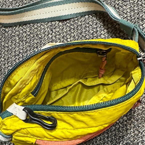 REI Stuff Travel Waist Pack in Desert Moss - Picture 4 of 7